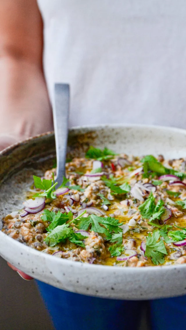 Lentilles au tahini et cuminCette recette du blog fait partie de celles que vous préférez. Elle méritait bien une petite vidéo. Et comme je l’ai refaite cette semaine, j’en ai profité pour vous la tourner. Ceux ou celles qui ne l’ont encore jamais essayée, il est plus que temps de vous lancer car vous passez à côté d’une petite merveille.Si vous aimez, pensez à liker et à ajouter quelques mots en commentaire, c’est toujours très gratifiant.#lacuisinecestsimple #lentilles #tahini #cumin #dip #toast #recettefacile #recettevegetarienne #recettevegan #sansgluten #sanslactose