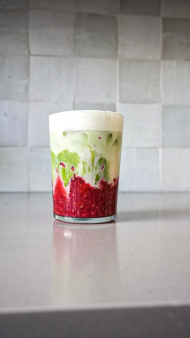 Matcha latte aux framboisesJe vous mets tous les détails de la recette sur mon blog www.lacuisinecestsimple.com (lien dans mes stories), mais sachez que je fais toujours mes matcha lattes un peu au pif. Alors lancez-vous!#lacuisinecestsimple #matcha #matchalatte #framboise #icedmatchalatte