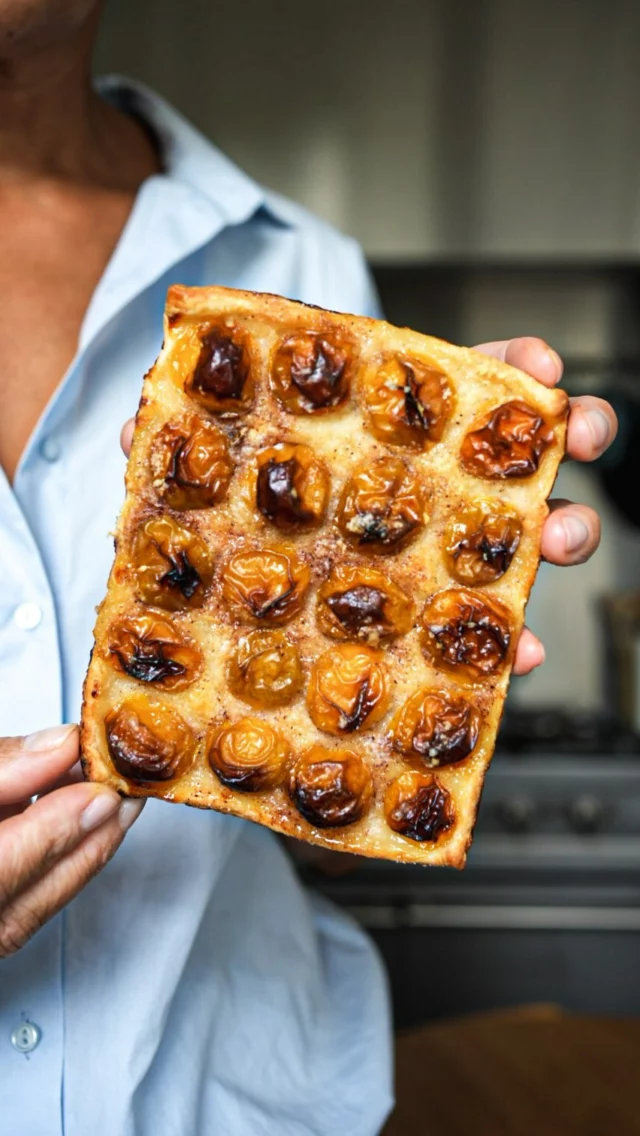 Tartelettes aux mirabellesEncore une nouvelle recette avec les carrés de pâte feuilletée ultra pratiques à utiliser. Cette-fois-ci, j’ai utilisé des mirabelles que j’adore mais vous pouvez les remplacer par d’autres prunes ou même des pêches si vous préférez.Tous les détails de la recette sont sur mon blog lacuisinecestsimple.com (lien direct sur mon profil).#lacuisinecestsimple #tartelettes #mirabelles #fruitsdesaison #recettefacile #recetterapide