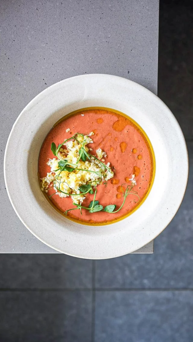 Gaspacho tomate et pêche 

Les tomates belges, c’est en ce moment plus que jamais! Alors j’en mange à toutes les sauces. Ici en gaspacho revisité avec ma petite touche personnelle. 

Tous les détails de la recette sont sur mon blog lacuisinecestsimple.com (lien sur mon profil). 

#lacuisinecestsimple #tomate #tomatesanciennes #pêche #gaspacho #legumesdesaison #vegetarien #sansglutensanslactose