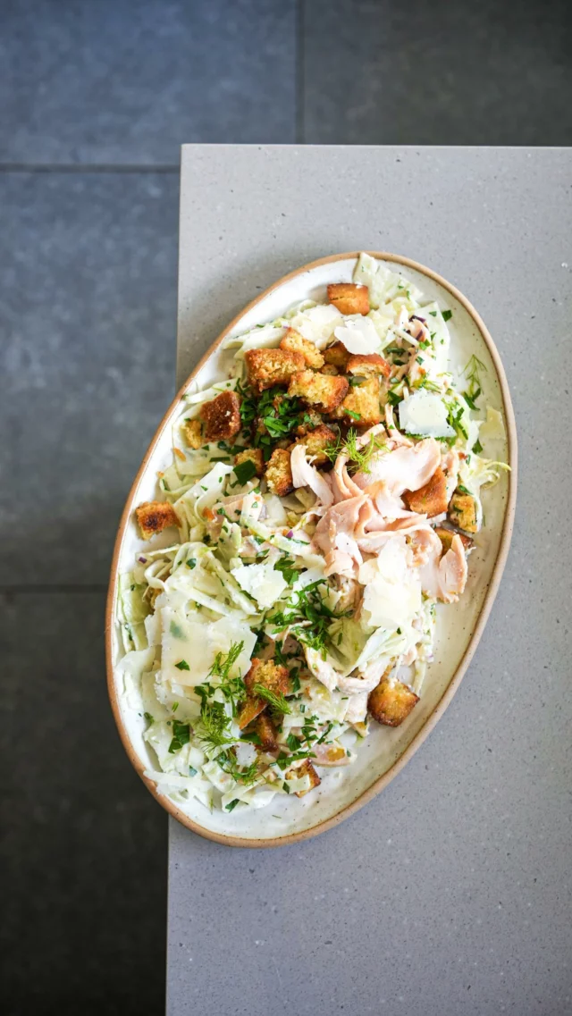 Salade de fenouil@lacuisinecestsimpleUn peu comme une salade César mais pas vraiment. Le fenouil cru très finement émincé est un vrai plus. Mais si vous n’aimez vraiment pas, vous pouvez évidemment le remplacer par des cœurs de laitue, du chou pointu, du radicchio ou même des chicons en saison.Tous les détails de la recette sont sur mon blog lacuisinecestsimple.com#lacuisinecestsimple #salade #fenouil #poulet #legumedesaison #recettefacile #recettemaison