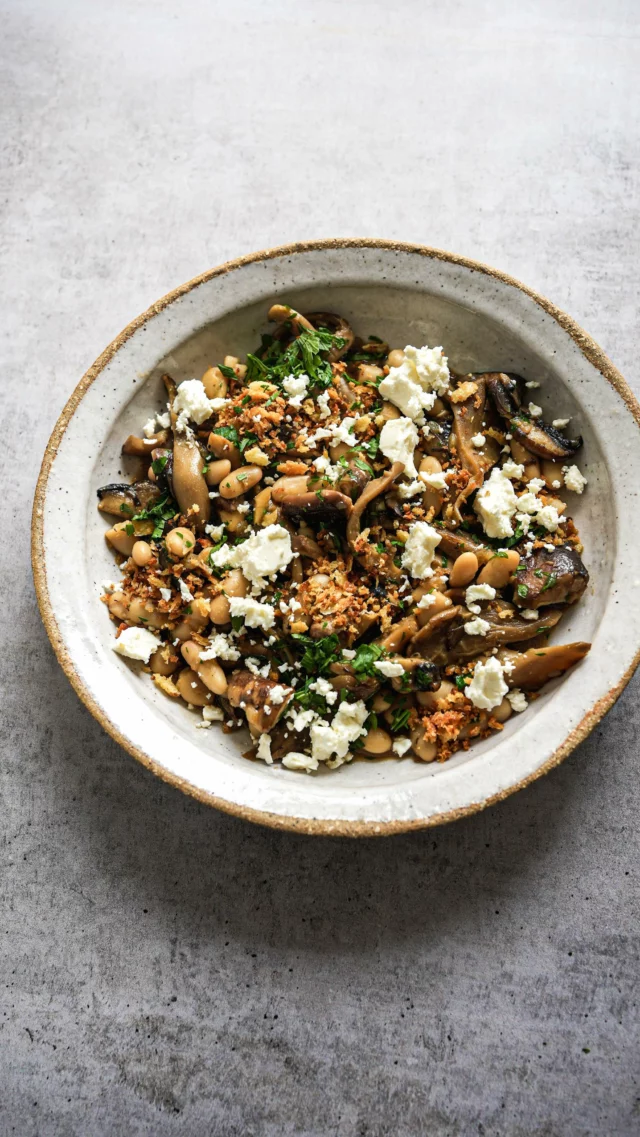 Poêlée de champignons et haricots blancs | collaboration rémunéréeEncore une recette pour faire aimer les légumineuses à toutes celles et ceux qui pensent ne pas aimer ça. J’ajoute à mes champignons, juste ce qu’il faut d’haricots blancs @hak_belgique , super pratiques dans leur nouveau conditionnement, pour en faire un plat complet. Une chapelure dorée, de la feta juste avant le service et c’est prêt.Demandez-moi la recette en commentaire ou rendez-vous directement sur le blog (lien sur mon profil)#lacuisinecestsimple #légumineuses #champignons #recetterapide #recettefacile #haricots