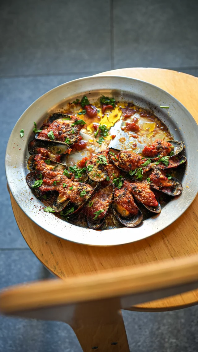 Moules gratinées à la tomate | collaboration rémunérée avec @mscbelgium 

Comme d’habitude une recette ultra simple et de saison. Parce que la saison des moules est beaucoup plus longue qu’il n’y paraît. Elle s’étend de juillet à février. Le saviez-vous?

Tous les détails de la recette sont sur mon blog lacuisinecestsimple.com (lien direct sur mon profil) mais si vous le souhaitez, mentionnez « moules » en commentaire et je vous l’envoie en MP. 

#lacuisinecestsimple #moules #recettefacile #recettedesaison #recetteapero