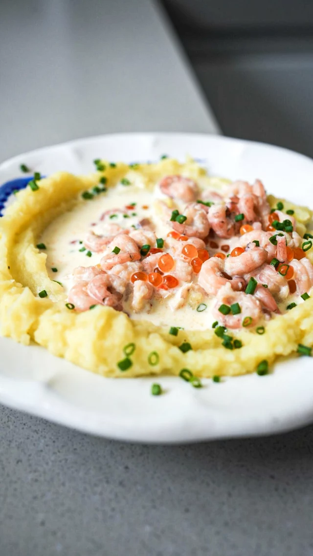 Mousseline de pommes de terre aux crevettes grises | collaboration rémunérée avec @delhaizebelgiumJe fais cette recette ultra simple depuis des années. J’ai eu envie de la rendre un rien plus festive en réalisant une petite mousseline de pommes de terre et en ajoutant des œufs de saumon avec crevettes grises.Tous les détails de la recette sont dans mon livre « La Cuisine c’est simple » mais si vous le souhaitez, demandez-la moi en commentaire et je vous l’envoie.#lacuisinecestsimple #recettefacile #recettesimple #mousseline #crevettesgrises #œufsdesaumon